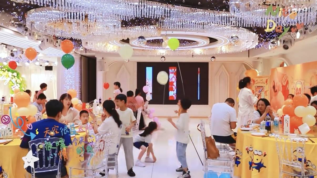 4.体现人多的就餐照片