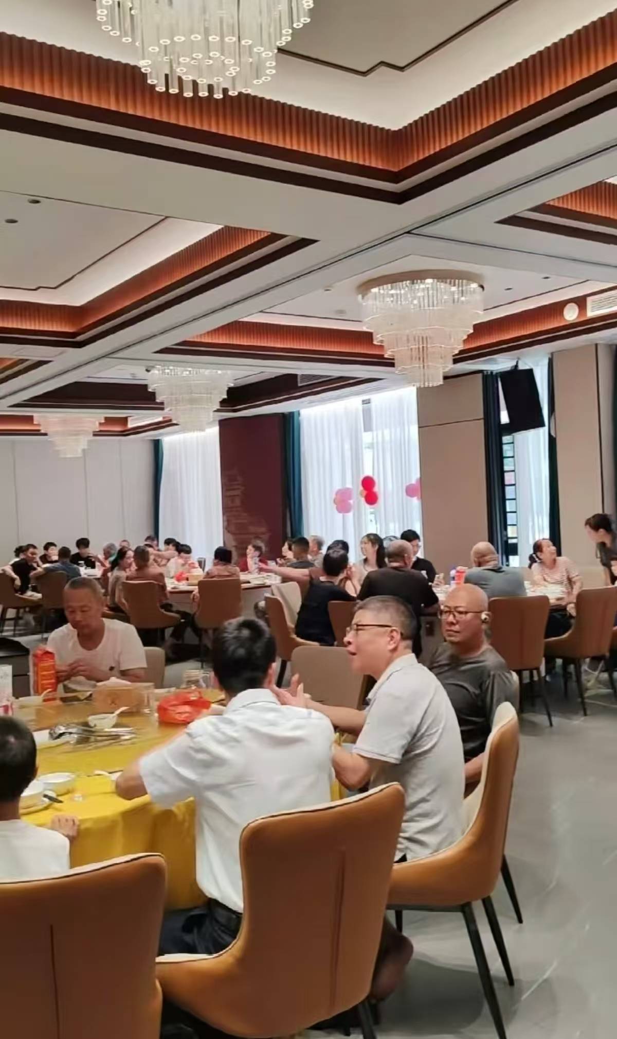 4.体现人多的就餐照片